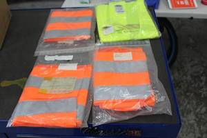 lot 400 image: Lot of (4) Safety Vests