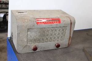 lot 405 image: Vintage Coradio $.25 Coin Operated Radio