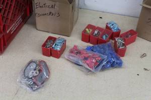 lot 453 image: Lot of (1 Box) Assorted Electrical Connectors