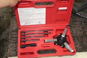 lot 463 image: Mac Tools Universal GMChrysler HDPP9750A Harmonic Damper Pulley Puller Kit