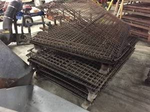 lot 72 image: 3 Collapsible Wire Cages