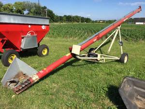 lot 10 image: Farm King 836 Grain Auger