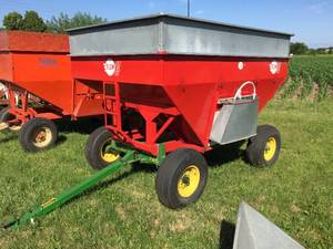 lot 9 image: Flow-EZ  John Deere Gravity Wagon With 10 Auger