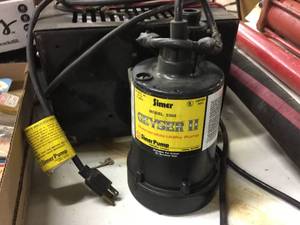 lot 179 image: Simer Geyser 2 Submersible Water Pump