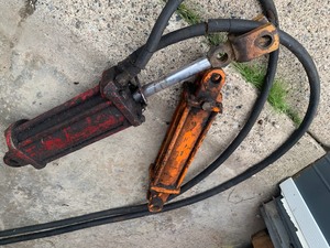 2 Hydraulic Cylinders