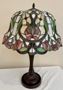 lot 10 image: Stunning Tiffany Style Lamp