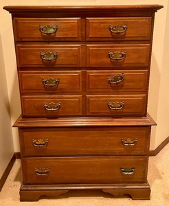lot 190 image: Delightful Vintage Dresser