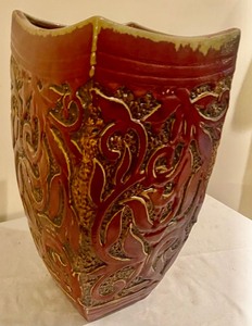 lot 133 image: Pretty Pottery Vase