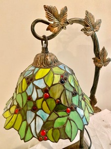 lot 152 image: Floral Stain Glass Style Leaf Design Desk Lamp
