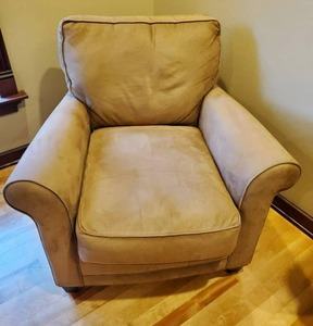 lot 4 image: Pair OF Pottery Barn Chairs