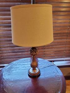 lot 17 image: Table Lamp