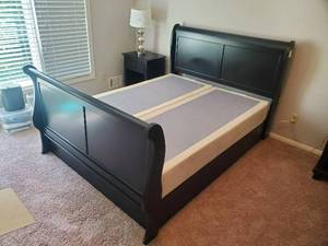 lot 72 image: Queen Size Slay Bed