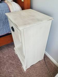 lot 74 image: Two Nightstands