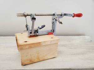 lot 88 image: The Pampered Chef Peeler