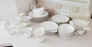 lot 107 image: Royal Doulton Carnation Dish Set