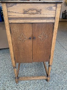 lot 301 image: Working Victrola Record Player