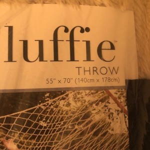 lot 142 image: Fluffie Throw Blanket