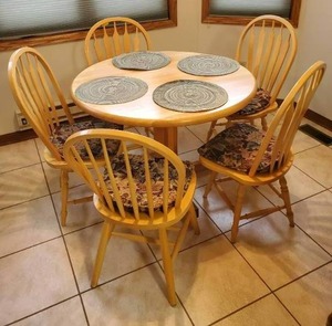 lot 10 image: Michagin Maple Block Kitchen Table With 5 Chairs
