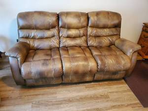lot 12 image: Leather Power Recling Sofa By Flexsteel