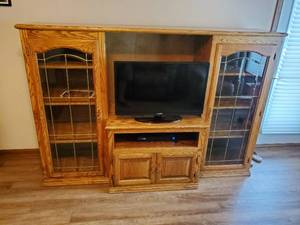 lot 14 image: Kushwood Solid Oak Entertainment Center