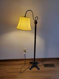 lot 21 image: Floor Lamp