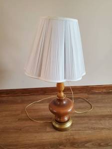 lot 24 image: Vintage Wood Table Lamp
