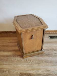 lot 26 image: Vintage TV Stand