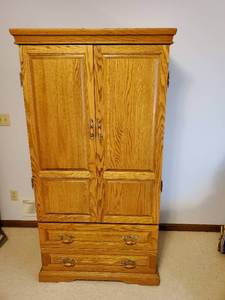 lot 29 image: RBEK Armoire
