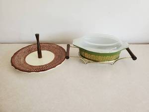 lot 56 image: 1.5 QT Pyrex Dish And Serving Plate