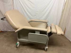 MSRP $1800&nbspLumex Deluxe Clinical Care Recliner Resident Patient Bariatric Recovery Geri Chair Extra Wide Seat 24 450Lb. Capacity- Flip Up Double Sided Trays -Good Condition - Wear To Arms...See Pics