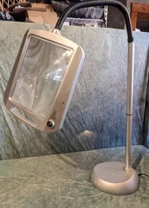 lot 89 image: Daylight 24 Magnifying Floor Light