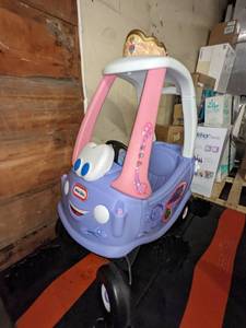 lot 7 image: Little Tikes Princess Themed Cozy Coupe