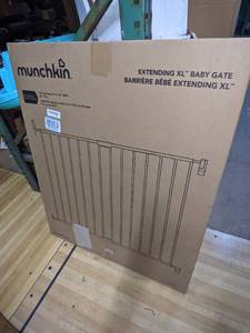 lot 106 image: Munchkin Extending XL Baby Gate