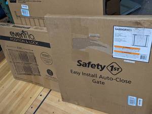 lot 109 image: Safety 1st and Evenflo Safety Gates
