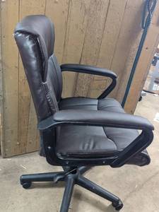 lot 136 image: Comfortable Brown Office Chair