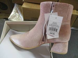 Delihah size 6 Memory Foam Boots...