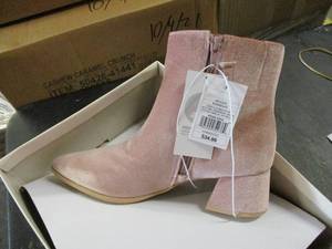 Delilah size 7 Memory Foam Boots...