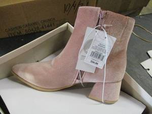 Delilah size 7 Memory Foam Boots...