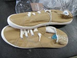 Lennie Taupe Size 11 Shoes...