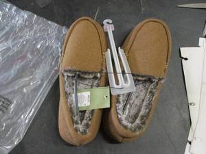 Goodfellow size M Slippers...