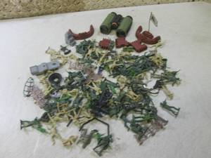 lot 14 image: (BSB) Large Lot of Assorted Plastic...