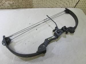 lot 25 image: (C-3) Barnett TomCat Kids Size Comp...