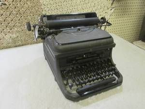 lot 29 image: (BS) Vintage Remington Rand Model T...