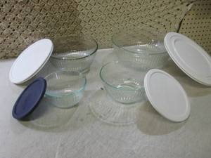 lot 104 image: (RM2) 4 Glass Pyrex Bowls with Lids...