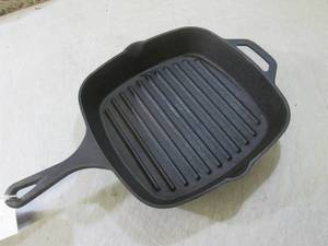 lot 105 image: (RM1) Jim Beam 10 Inch Cast Iron Pa...