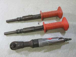 lot 110 image: (BS) 38 Drive Air Ratchet and 2 R...