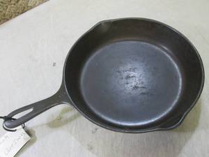 lot 113 image: (RM1) 10 12 Cast Iron Pan Made In...