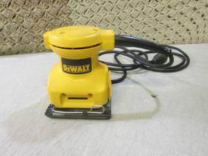 lot 118 image: (EC1) DeWalt Electric Palm Sander W...