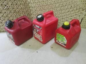 lot 128 image: (EW2) 3 - 1 Gallon Gas Cans...