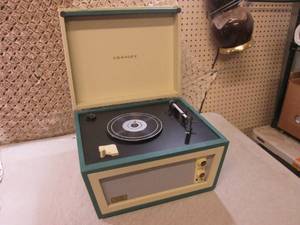 lot 204 image: (RM1) Crosley CR6231A-GR1 Turntable...